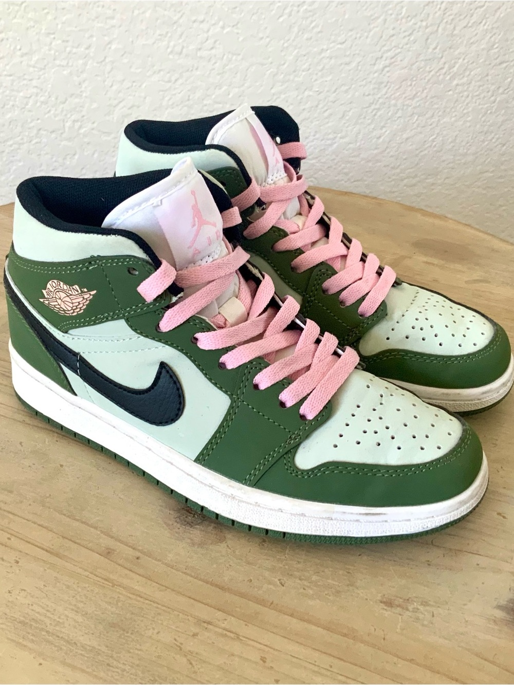 Women's Air Jordan Retro 1 Mid SE Casual Shoes - Picture 3 of 8